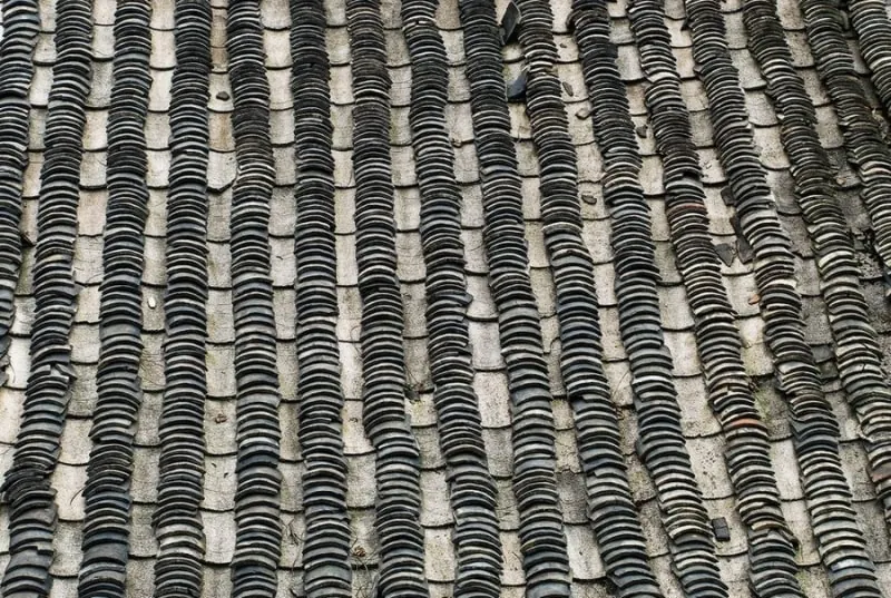 The fixing pattern of a natural slate roof in close-up, the standard Kendal repairs are held to